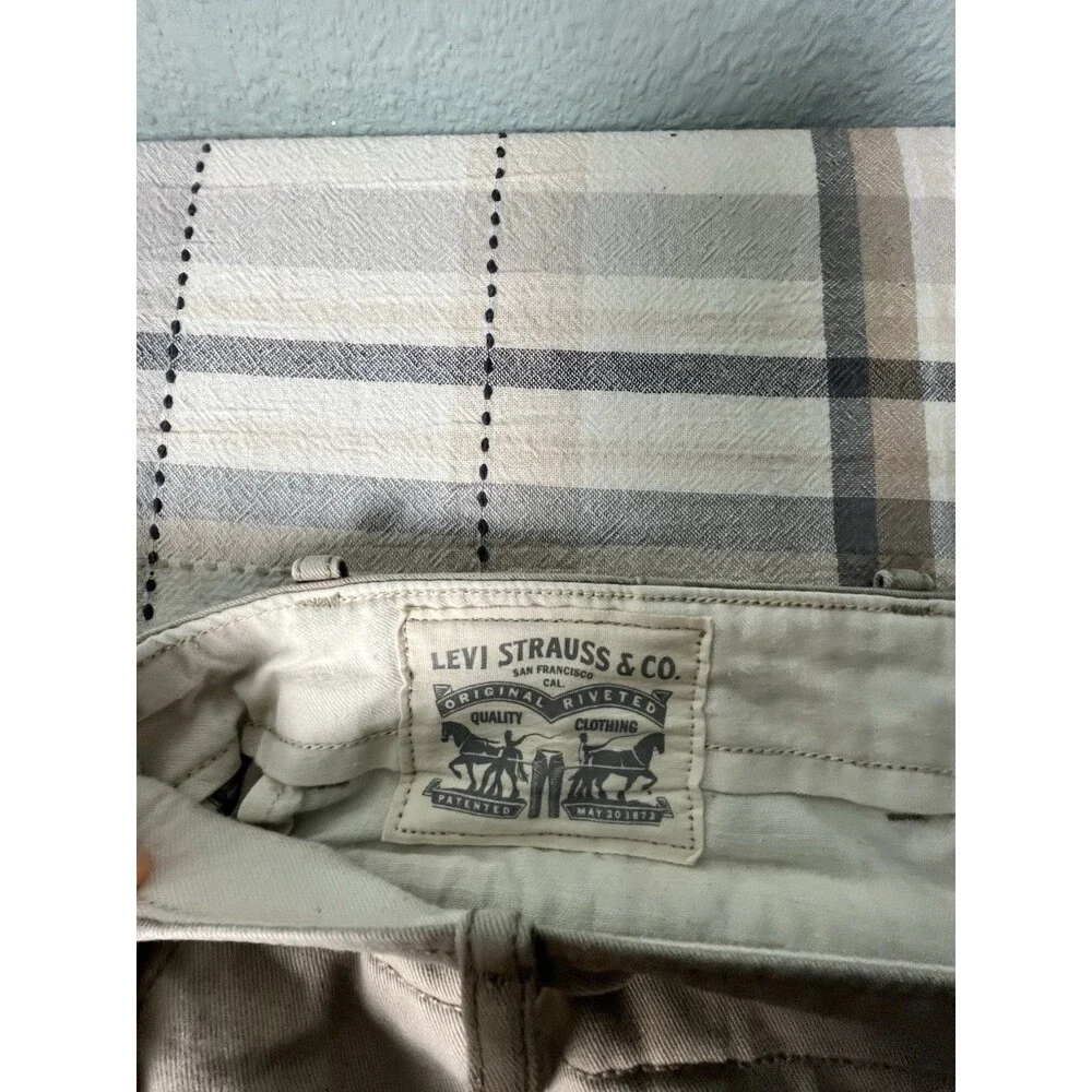 Levis Classic Khaki Cargo Men’s Shorts Size 38 Waist 11 Inseam